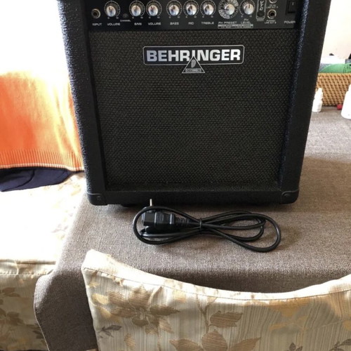 Behringer VT15FX 15 Watt guitar amplifier used, 8" combo