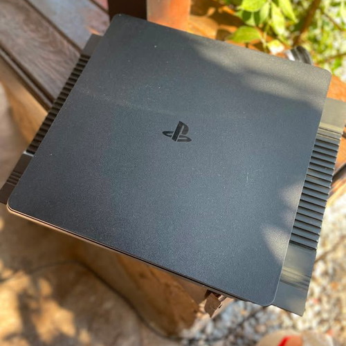 PlayStation 4 Slim console with Deep Cool cooler