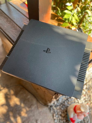 PlayStation 4 Slim console with Deep Cool cooler