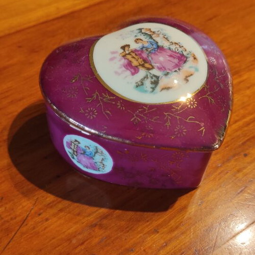 Porcelain jewelry box heart-shaped with romantic Fragonard design like new