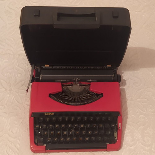 Brother Deluxe 220 portable typewriter Retro Red like new with case