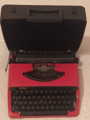 Brother Deluxe 220 portable typewriter Retro Red like new with case