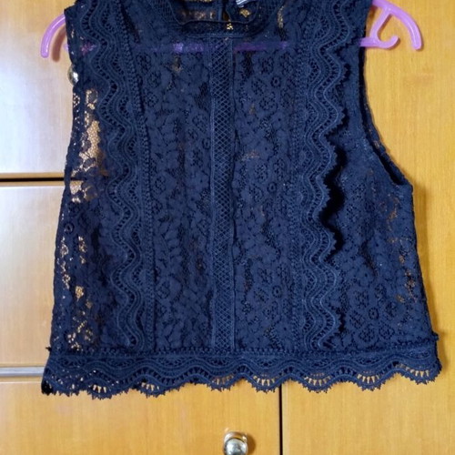 Attrattivo black lace sleeveless crop top, size M