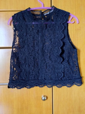 Attrattivo black lace sleeveless crop top, size M