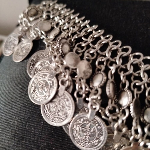 Oriental necklace like new with triple chain and arabesque pendants