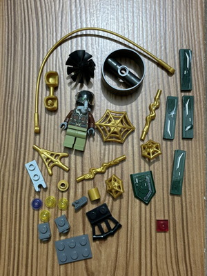 Vulture Minifigure with parts and weapons from Spider-Man's Drone Duel 76195 like new