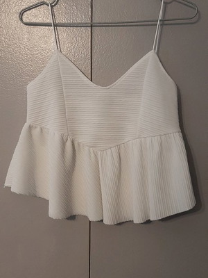 Zara топ употребяван, бял гофриран плат, размер Small