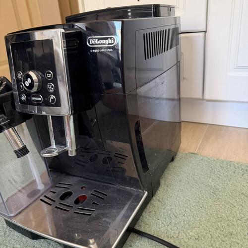 Delonghi Cappuccino Coffee Maker like new with five beverage options