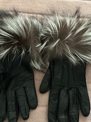 Prada leather gloves black with fox fur like new
