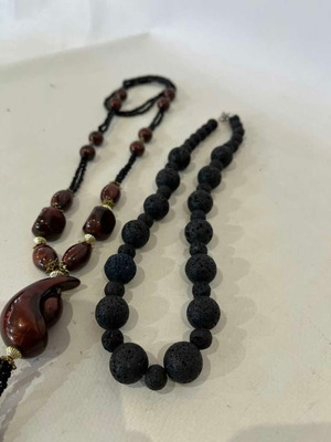 Set of 2 vintage women's necklaces with brown and black beads, 23cm and 48cm