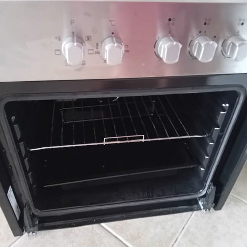 Built-in oven and ceramic hob with 4 cooking zones