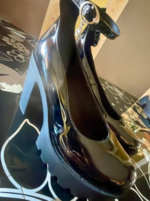 Mary Jane patent leather pumps new, size 39, black
