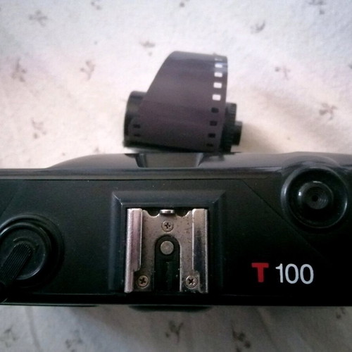Vivitar T100 film camera used, 35 mm, focus-free