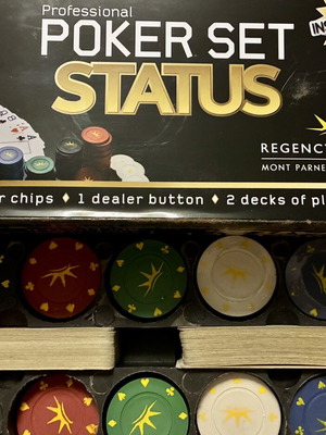 Status Regency Casinos Poker Set like new, 200 chips and 2 decks