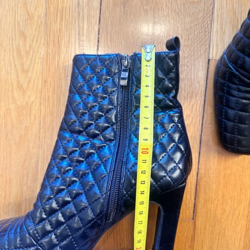 Black quilted synthetic leather ankle boots like new, size 39