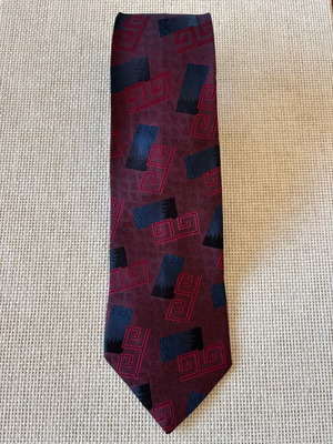 Gianni Versace silk tie burgundy with geometric pattern like new