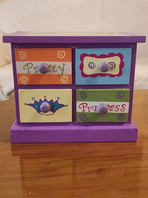Children's dresser like new, decorative for jewelry