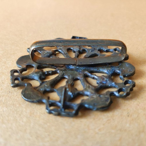 Belt buckle bronze with vintage carved floral design like new