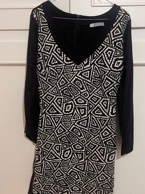 Φόρεμα ασπρόμαυρο ελαφρώς μεταχειρισμένο με V μπροστά, μέγεθος L