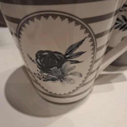 Set of 4 mugs with vintage design like new