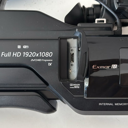 Sony HXR-MC2500 like new with large NP-F970 battery and external microphone