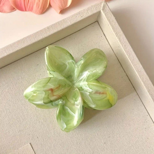 Hair clip new with plastic flowers in three colors