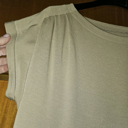 Women's dress with pleats like new, black and beige, size L