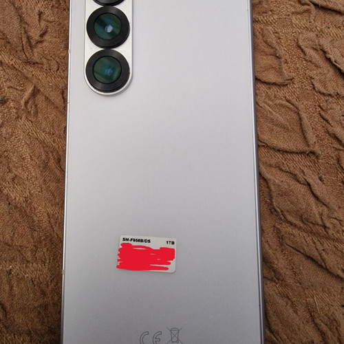 Samsung Galaxy Z Fold 6 12GB 1TB white used with cases