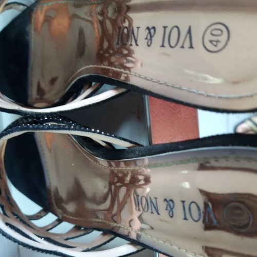 Voi&Noi women's sandals size 40 like new, black with rhinestones