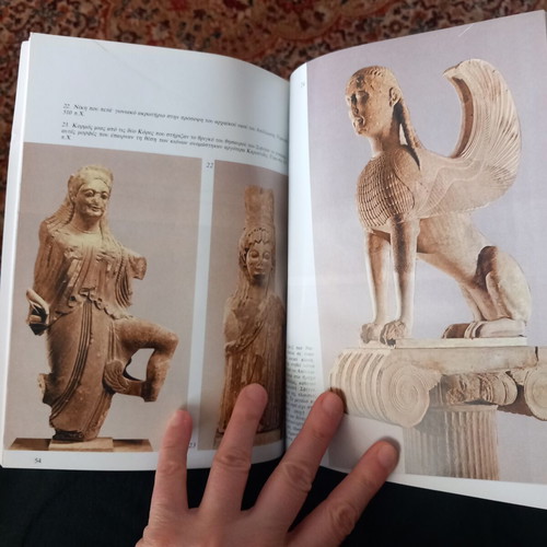 Delphi Archaeological Guide by Manolis Andronikos like new, Greek