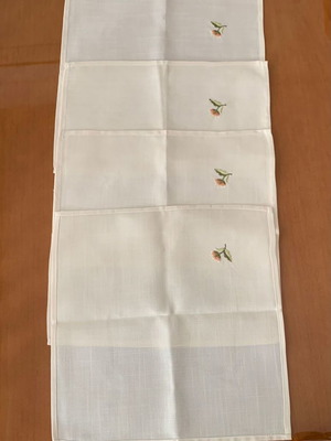 Set of 4 new table linens