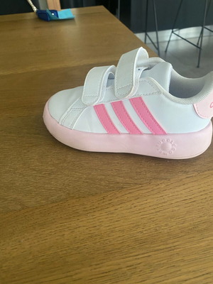 Adidas παιδικό παπούτσι no 26,5 σαν καινούργιο