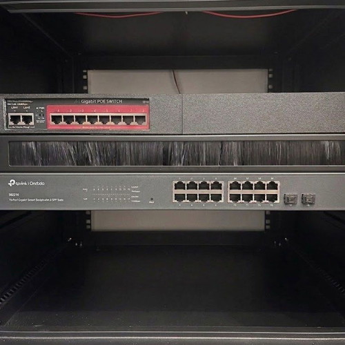 19" Rack 9U and equipment like new with managed and unmanaged switch