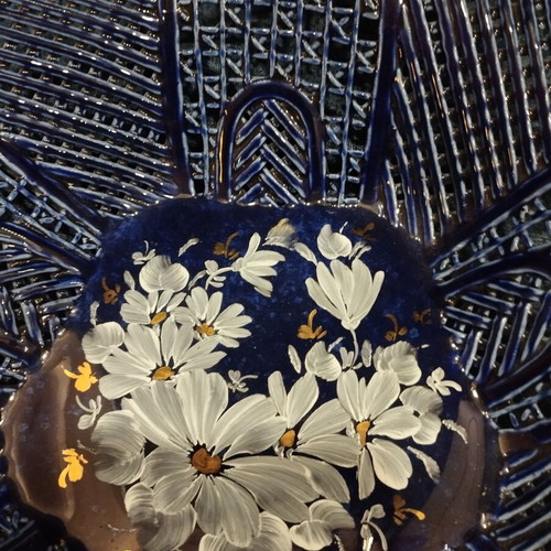 Decorative platter used in blue tone