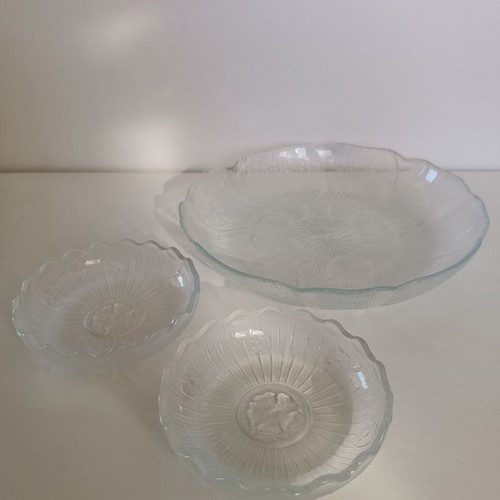 Serving plate set with 2 small plates like new