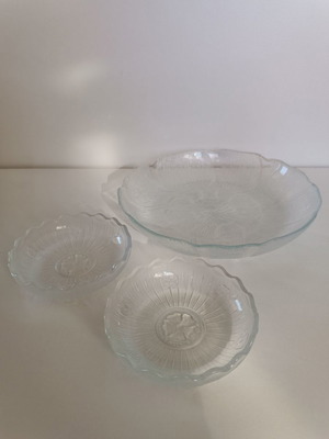 Serving plate set with 2 small plates like new
