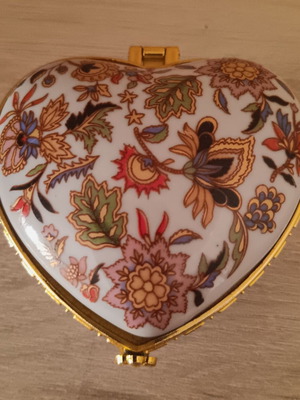 Small decorative jewelry box like new