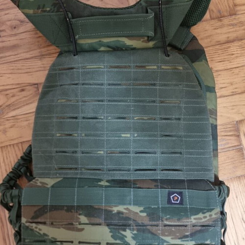 Pentagon chest with plates like new, 2 plates included