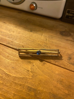 Metal tie clip used, gold color, 6 cm length