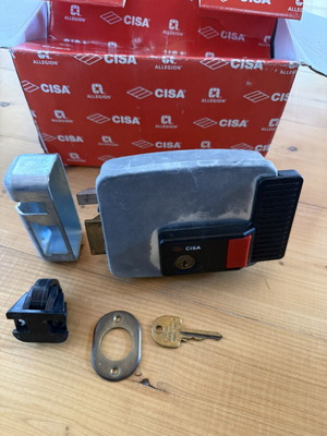 Електрическа брава Cisa тежък тип употребявана с един ключ 12 V