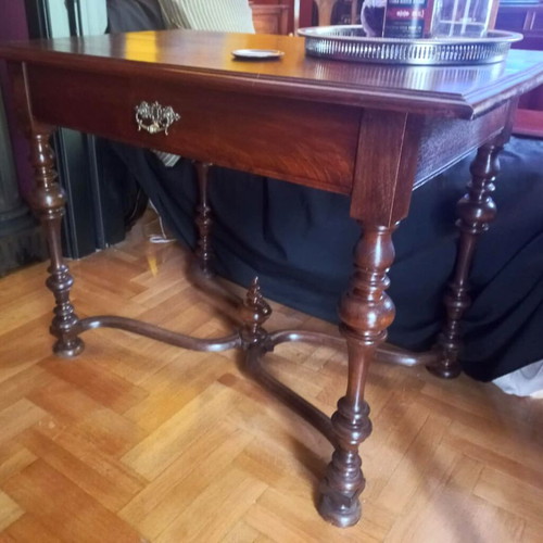 Neoclassical table used very elegant in excellent condition