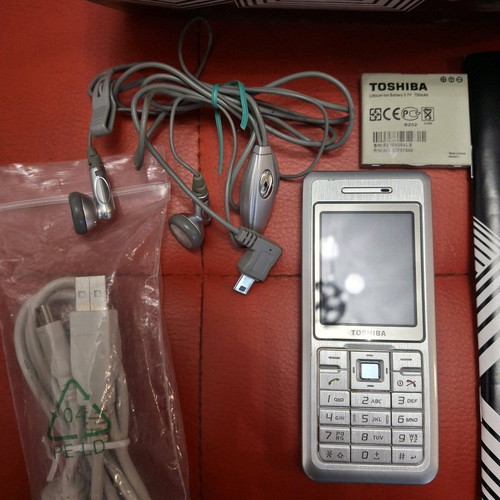 TOSHIBA TS608 used with box, manual, handsfree and USB cable
