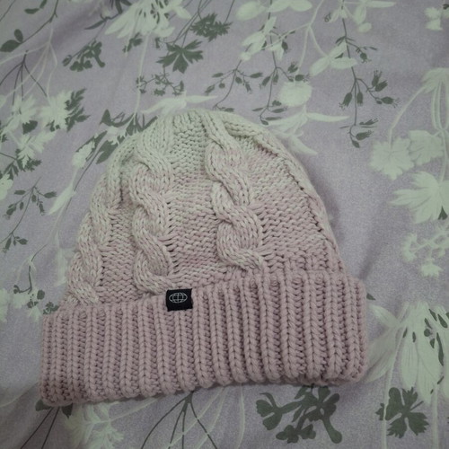 Pink knit cap like new, one size, white and pink