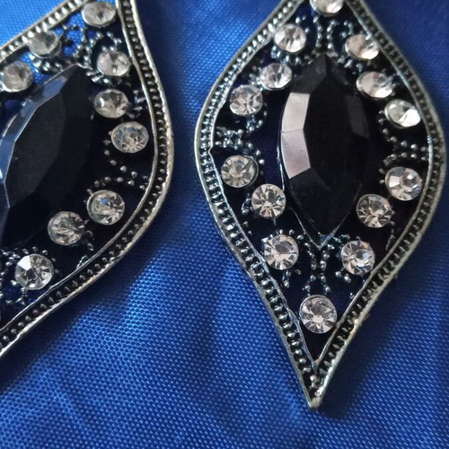 Dangling earrings leaf shape with black stone and strass new