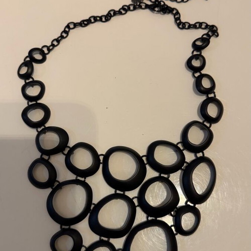 Doca necklace like new, black