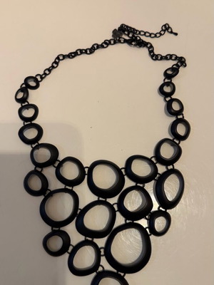 Doca necklace like new, black