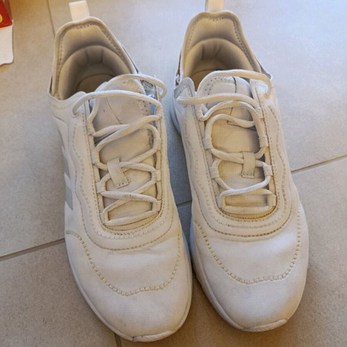 Adidas sports shoe size 40 like new, white with gold details