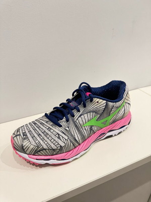 Mizuno Wave Paradox women's athletic shoes like new, size 37, multicolor