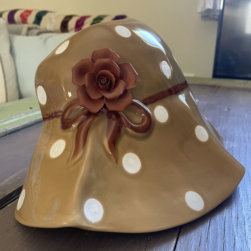 Vase shaped like a hat Espiel like new