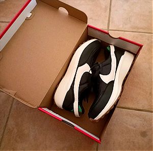Αντρικά παπούτσια Nike waffle debut στο κουτί τους